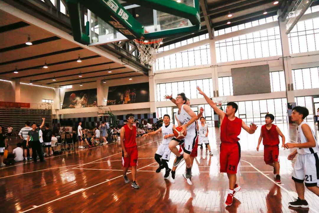 北京中学举办师生篮球对抗赛