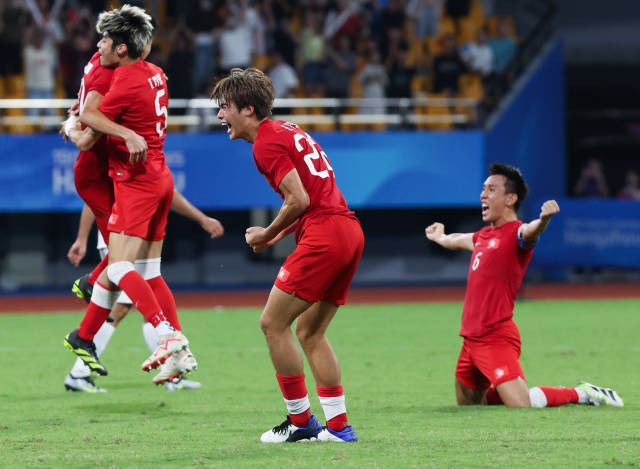 10月1日，中国香港队球员在赛后庆祝胜利。新华社发