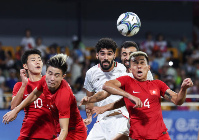 10月1日，中国香港队和伊朗队球员在中国香港队门前拼抢。新华社发