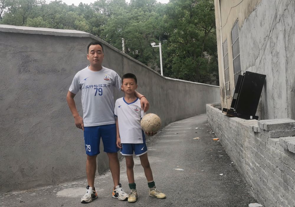 伍春明（右二）在榕江县足球周末联赛的比赛中